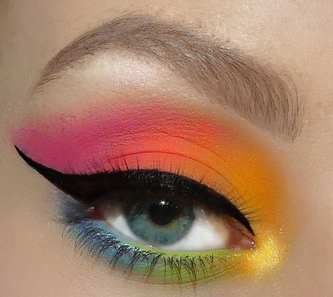 Rainbow Eyeshadow Hooded Eyes, Pride Makeup Simple, Rainbow Eyeshadow Looks, Pride Eye Makeup, Spongebob Makeup, Rainbow Eye Makeup, Applying Eyeshadow, Rainbow Eyeshadow, Makeup Life Hacks