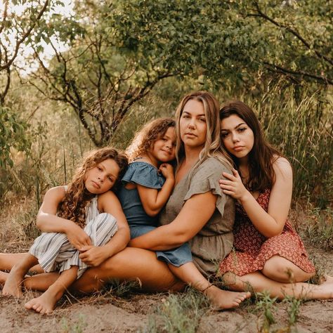 Mother’s Day Pictures With Kids, 3 Daughters Photography, Family Photos 3 Daughters, Family Photos With 2 Daughters, Mother And 3 Daughters Photography, Mom With 4 Kids Photoshoot, Mom And 3 Daughters Photo Ideas, Mommy And Me 3 Kids Photoshoot, Mother And 3 Kids Photoshoot