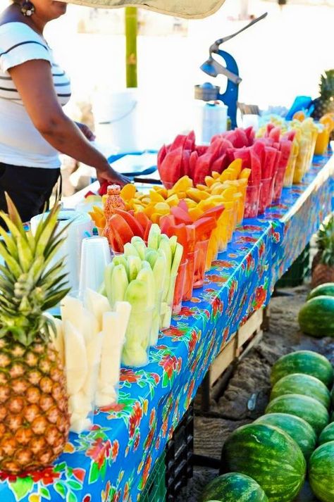 Fruta picada Fruit Bar, Fruit Cups, New Fruit, Fruit Stands, Mexican Party, Mexican Culture, Fiesta Party, Tutti Frutti, Mexican Style