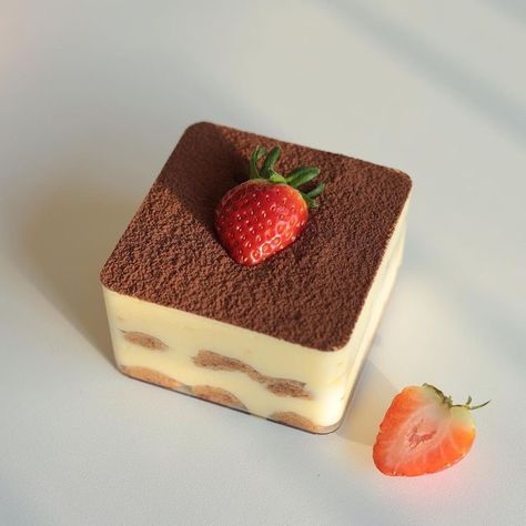 Strawberry Tiramisu Cake, Postres Aesthetic, Tiramisu Cake, Pretty Dessert, Think Food, Cute Desserts, Dessert Drinks, Food Obsession, Cafe Food