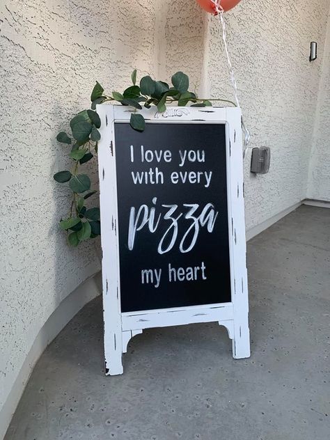 Serving Pizza At A Wedding, Pizza Sign Ideas, Pizza Wedding Buffet, Pizza Rehearsal Dinner Ideas, Pizza Engagement Party, Pizza Wedding, Amber Wedding, Park Party, Rehearsal Dinner Decorations