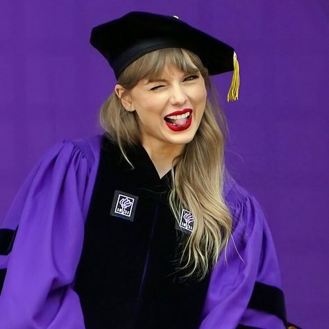 Taylor Swift Graduation, Karma Taylor Swift, Taylor Swift Icon, Taylor Swift Midnights, Swift Wallpaper, Estilo Taylor Swift, Swift Photo, Grad Pics, Taylor Swift Concert