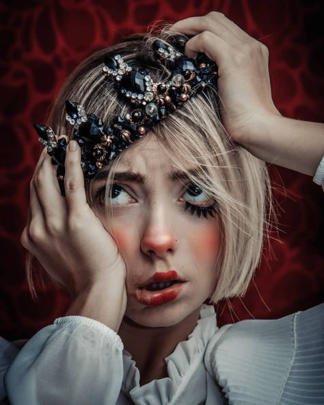 Poses With Crown, Crown On Head, Expressions Photography, Photo Class, Creative Portrait Photography, Make Up Inspo, Creative Portraits, Creative Photos, Portrait Inspiration