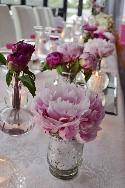 Peonies in pink, white and fuchsia. Beautifully romantic on this head table with white damask linen. #weddingbellesdecor #damask #peony #peonies #pinkwhite #ottawa #ottawadecor #weddingdecorator Peonies Wedding Decoration, Guatemalan Decor, Peony Flower Arrangements, Wedding Decorator, Round Table Decor, Spring Table Settings, Damask Linen, Head Table Wedding, Head Tables