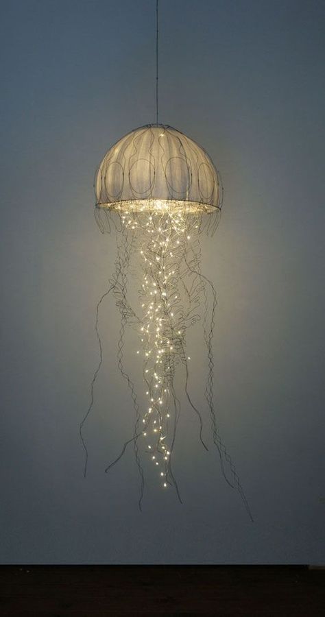 Jellyfish Pendant Light, Home Made Lamps Ideas Diy Projects, Iron Wire Art, Wire Jellyfish, Kattokruunu Diy, Sea Objects, Beach Lamp, Sculpture For Home Decor, Home Sculpture