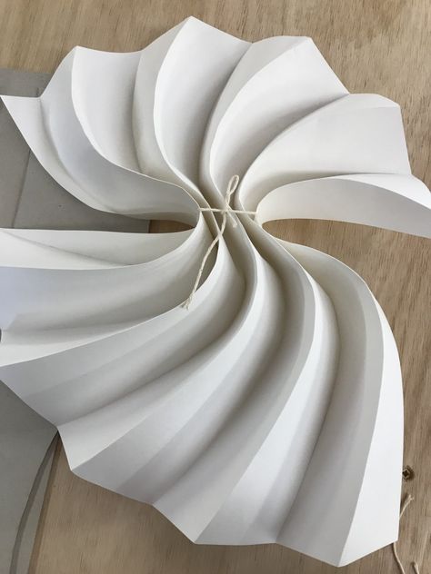 Curved Paper Folding, Paper Folding Architecture, Paper Manipulate, Paper Installation Art, Paper Pleating, Diy Flower Decorations, Create Paper Flowers, Paper Sculpture Art, Diy Paper Flower Wall