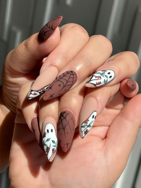 50 Coolest Halloween Nails for Spooky Season 2024 Spooky Nails Halloween, Sport Nails, Ghost Nails, Sports Nails, Horror Nails, Spooky Nails, Nail Time, Gold Beauty, Nail Ring