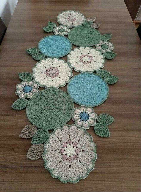 ¡13 Ideas De Caminos De Mesa Tejidos A Crochet! | Manuaidades eli Taplak Meja Crochet, Mitered Square, Fancy Table, Crochet Mat, Free Crochet Doily Patterns, Crochet Table Runner Pattern, Crochet Strawberry, Crochet Mandala Pattern, Crochet Motif Patterns