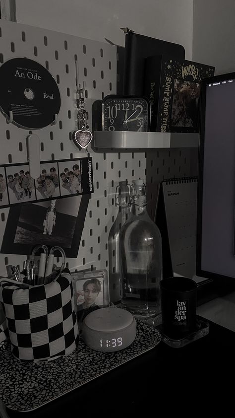 Ikea Pegboard Styling, Black Desk Ideas Bedroom, Desk Ideas Black And White, Black And White Kpop Desk, Aesthetic Desk Black, Black Pegboard Ideas, Kpop Ikea Pegboard, Ikea Pegboard Ideas Kpop, Black Desk Setup Aesthetic