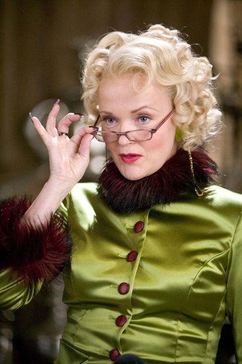 Pin for Later: Spellbinding Harry Potter Fashion Lessons That Even Muggles Can Learn Your personality should always shine through your clothes. "It was Rita Skeeter. She was wearing acid-green robes today; the Quick-Quotes Quill in her hand blended perfectly against them." Miranda Richardson, Rita Skeeter, Hp Characters, Goblet Of Fire, J K Rowling, Harry Pottah, Harry Potter Characters, Harry Potter World, Harry Potter Fantastic Beasts