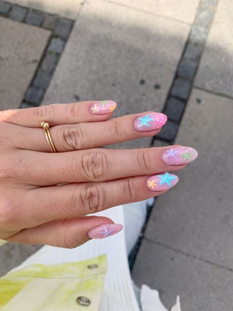 Fun Spring Nails Almond Shape, Simple Summer Design Nails, Cool Girl Summer Nails, Summer Nails With Starfish, Star Summer Nails, Coastal Girl Nails, May Nail Inspo 2024, Nails For Caribbean Vacation, Summer Nail Patterns