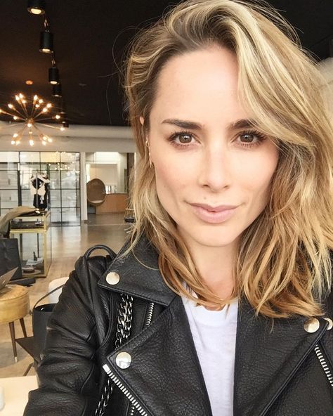 ANINE BING on Instagram: “Hanging at the LA store today❥ #aninebing #aninebingLA” Anine Bing Style, Annie Bing, Organic Cleaning Products, Anine Bing, Wardrobe Basics, Dream Hair, Clean Beauty, Her Style, Hair Lengths