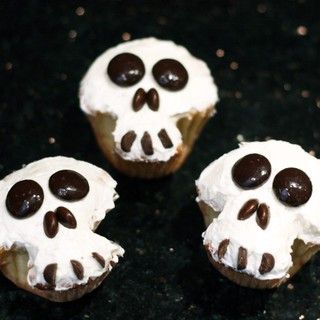 Halloween Cupcakes Skeleton Cupcakes, Skeleton Cookies, Halloween Cupcakes Decoration, Skull Cupcakes, Halloween Food Cupcakes, Cupcakes Design, Easy Buttercream Frosting, Halloween Party Table, Fun Cupcake Recipes