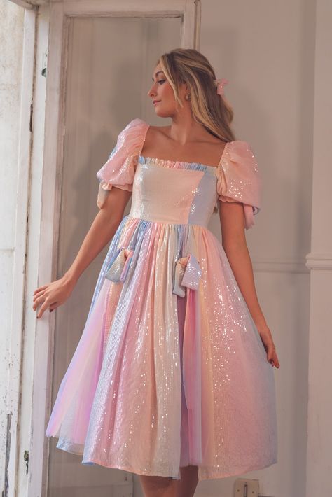 Princess Look, Tea Length Skirt, Lover Dress, Simple Frocks, Under The Skirt, Frock For Women, Rainbow Candy, Sequin Midi Dress, Rainbow Dress