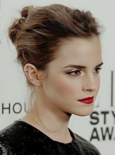 Emma Watson Hairstyle, Classic Makeup Looks, Wedding Hairstyles And Makeup, Best Wedding Makeup, Red Carpet Hair, Classic Makeup, Fest Outfits, Red Lip Makeup, Lax Airport