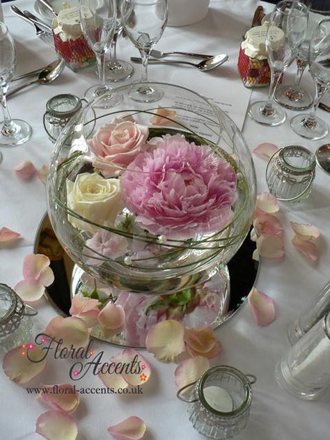 love these fishbowl designs each with a floating pink peony, cream Maroussia rose, soft-pink Sweet Avalanche rose, and pale pink hydrangea florets –  had grass threaded with pearl beads Floating Flower Centerpieces, Fishbowl Centerpiece, Deco Pastel, Beautiful Wedding Flowers, Floating Flowers, Reception Flowers, Pink Hydrangea, Floral Designer, Wedding Table Decorations