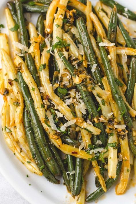 Lemon Garlic Butter Green Beans and Wax Beans Skillet - So little effort, so flavorful! This easy side dish hits all of the perfect notes. - #recipe by #eatwell101 Yellow Beans Recipe, Garlic Butter Green Beans, Butter Green Beans, Low Carb Thanksgiving, Low Carb Thanksgiving Recipes, Yellow Beans, Cheesy Green Bean Casserole, Green Beans Side Dish, Best Thanksgiving Side Dishes