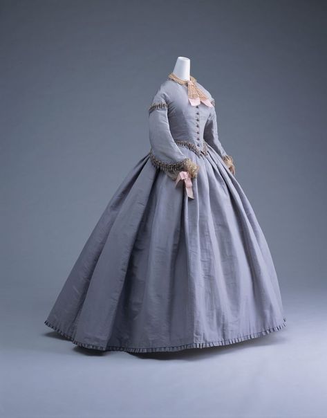 Crinoline Definition. Design and how to make one? Crinoline Dress, Petticoat 1860s Dresses, 1860s Fashion, 1860 Fashion, Historical Clothes, Victorian Dresses, 1800s Fashion, Historical Dress, Historic Fashion, 19th Century Fashion