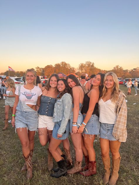 Rodeo outfits #country#countryoutfits #outfits#outfitinspo #bestfriendpictures #western Cute Rodeo Outfits For Women Summer Shorts, Auburn Rodeo Outfit, Summer Rodeo, Cute Country Concert Pictures, Rodeo Outfit Ideas, Rodeo Fits, Country Concert Poses, Country Concert Outfit Duo, Country Concert Pics With Friends