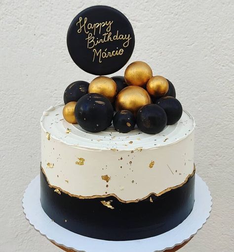 Bolo preto e dourado: 40 ideias para fugir do básico e surpreender Gold Black Cake Birthday, Birthday Cake Black And Gold, 40 Birthday Cake Black And Gold, Black And Gold One Tier Cake, Bolo Black, Black And Gold Birthday Cake, Black White Cakes, Cake Design For Men, Purple Cakes Birthday