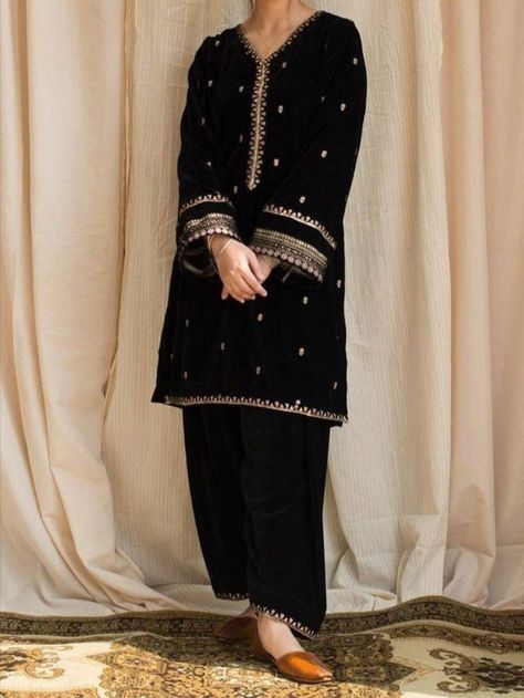 Velvet Pakistani Dress, Black Pakistani Dress, Velvet Suit Design, Velvet Dress Designs, Pakistani Fashion Casual, Casual Indian Fashion, Pakistani Fancy Dresses, Pakistani Dresses Casual, Pakistani Fashion Party Wear