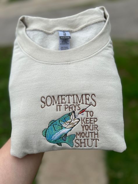 For anyone who loves fishing 🎣 Fall Fishing Outfit, Cute Fishing Outfit For Women, Fishing Outfits For Women, Funny T-shirts, Fishing Trip Outfit, Sweatshirt And Shirt Outfit, Women Fishing Outfit, Outfit Ideas Easy, Fishing Outfit