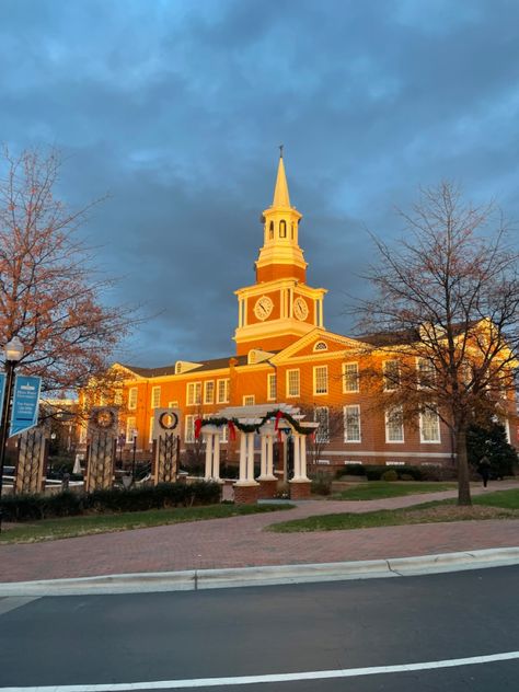 golden hour at high point university High Point University, University Aesthetic, Dream Collage, Dream College, Teenage Years, Law School, College Life, High Point, Life Goals