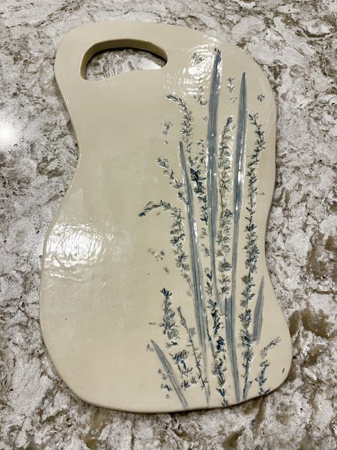 Clay Charcuterie Board Ideas, Ceramic Cheese Board Handmade, Charcuterie Board Ceramic, Ceramic Charcuterie Board Ideas, Pottery Cheese Board, Clay Charcuterie Board, Pottery Charcuterie Board, Ceramic Charcuterie Board, Pottery Platter