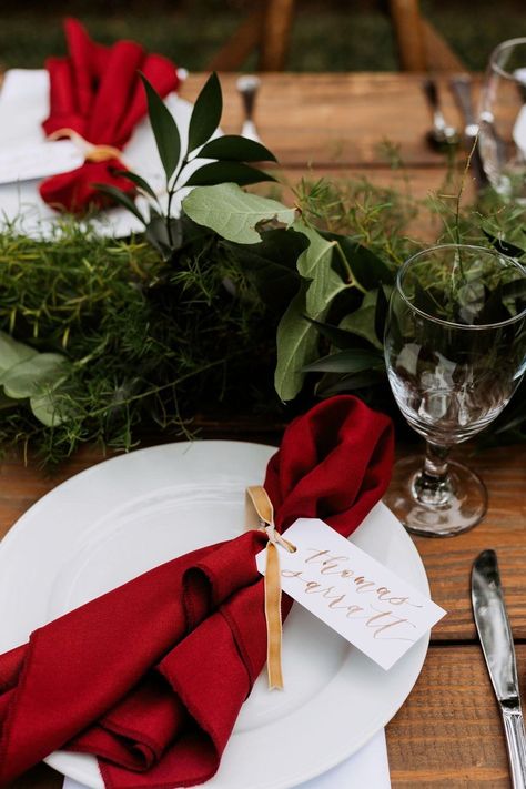 Red Placemats Table Setting, Red Table Setting Christmas, Napkin Name Tags, Red Napkins Wedding, Red Napkin Table Setting, Christmas Wedding Table Settings, Red And White Christmas Table Decor, Christmas Table Settings Red, Christmas Table Decorations Red