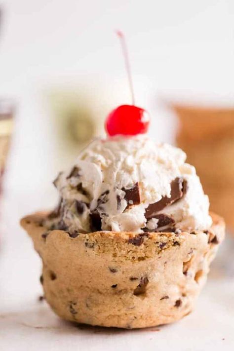 27 Sweet Ice Cream Sundae Bar Ideas Ice Cream Bar Ideas, Ice Cream Sundae Bar Ideas, Sundae Bar Ideas, Homemade Magic Shell, Specialty Cookies, Beach Recipes, Sundae Toppings, Chocolate Chip Cookie Cups, Double Chocolate Chip Muffins