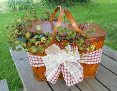 Decorated picnic basket by Country Craft House. Picnic Basket Decorating Ideas, Vintage Picnic Basket Display, Picnic Basket Centerpiece, Cement Room, Picnic Basket Decor, Country Picnic, Basket Makeover, Basket Centerpieces, Vintage Picnic Basket