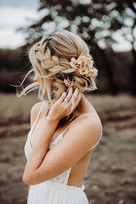 30 Boho Wedding Hairstyles for Every Hair Type Side Bun Hairstyles, Bohemian Wedding Hair, Wedding Hairstyles For Medium Hair, Boho Bridal Hair, Boho Wedding Hair, Hairstyles Braided, Wedding Hair Inspiration, Braided Hairstyles For Wedding, Penteado Cabelo Curto