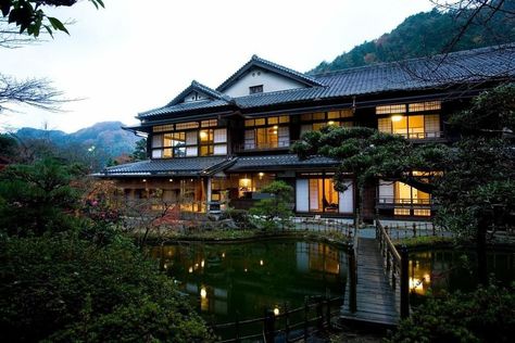 The 7 Best Ryokan in Osaka Japanese Mansion Traditional, Traditional Japanese Mansion, Traditional Japanese House Exterior, Asian Style House, Japanese House Exterior, Japanese Mansion, Japanese Home Design, Mansion Exterior, Japanese Style House