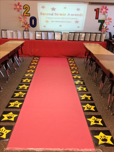 Moving Up Ceremony Background Design, Red Carpet Graduation Theme Preschool, Graduation Day Decoration For Kids, Preschool Backdrop Graduation, Graduation Day Stage Decoration, Graduacion Infantil Decoracion Ideas, Graduation Centerpieces Diy, Graduation Party Picture Display, Preschool Graduation Theme