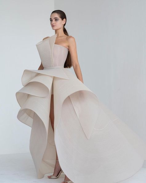 Avangard Wedding Dress, Rami Al Ali Couture, Structured Dresses, Wedding Dress Design, Rami Al Ali, Fashion Draping, Dream Prom Dress, Joy Dress, Draping Fashion