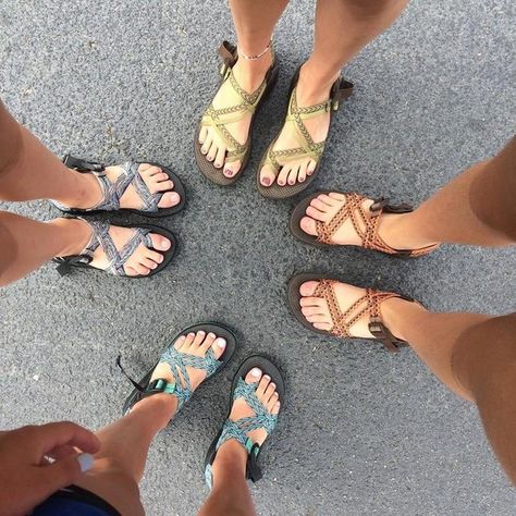 Granola Girl Sandals, Chacos Sandals Aesthetic, Chaco Aesthetic, Granola Wardrobe, Chacos Sandals Outfit, Chacos Outfit, Sandals Aesthetic, Camp Aesthetic, Granola Girl Aesthetic