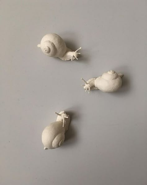 Kaori Tatebayashi on Instagram: "The conference of the snails. #ceramic #sculpture #蝸牛会議" Snail Sculpture Ideas, Ceramic Snail Pottery, Clay Snails Sculpture, Mini Sculpture Ideas, Snail Pottery, Ceramic Snails, Ceramic Animals Sculpture, Kaori Tatebayashi, Snail Clay