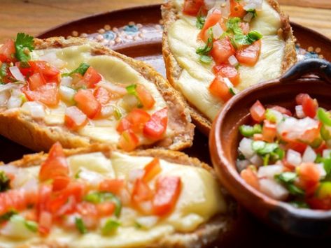 IStock / Gilberto Villasana Antes de comenzar no te pierdas esta receta de tortitas de coliflor con avena y queso crema. Esta es la receta perfecta para hacer los mejores molletes caseros estilo Sanborns, prepáralos para desayunar, comer o cenar, ¡son buenísimo! Si alguna vez has tenido la oportunidad de probarlos, no me dejarás mentir que son los más ricos, doraditos, su queso perfectamente derretido con un toque ligero a mantequilla en cada bocado, ¿cierto? Si bien, ir a desayunar con tu famil Breakfast Toast, Waffle Iron, Croquettes, Ham And Cheese, Refried Beans, Vegetarian Cheese, Shredded Cheese, Waffles, Ethnic Recipes