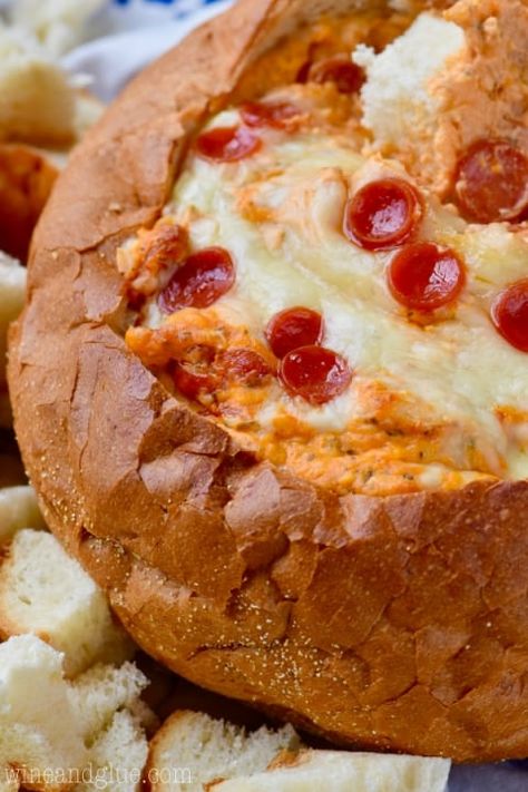 This Bread Bowl Pizza Dip comes together so easily, and is a deliciously perfect appetizer! Appetizer Dips Cold, Bread Bowl Dip, Bread Bowl Soup, Pizza Dough Bread, Vegetarian Dip, Street Corn Dip, Bowls Ideas, Hot Dips, Bbq Party Food