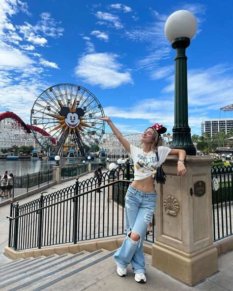 Disneysea Outfit Winter, Orlando Pics Ideas, Disney Women Outfits, Gradnite Disneyland, Disney Springs Photo Ideas, Looks Disney Park, Disneyland Instagram Pictures, Disneyland Couples Pictures, Disneyland Los Angeles