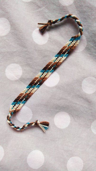 Bracelet Patterns With Three Colors, Masculine Friendship Bracelet, Friendship Bracelets Men, Masculine Friendship Bracelet Patterns, Western Bracelet Patterns, Boho Friendship Bracelets Pattern, Small Bracelet Patterns, Friendship Bracelet Inspiration, Bracelet Patterns For Men