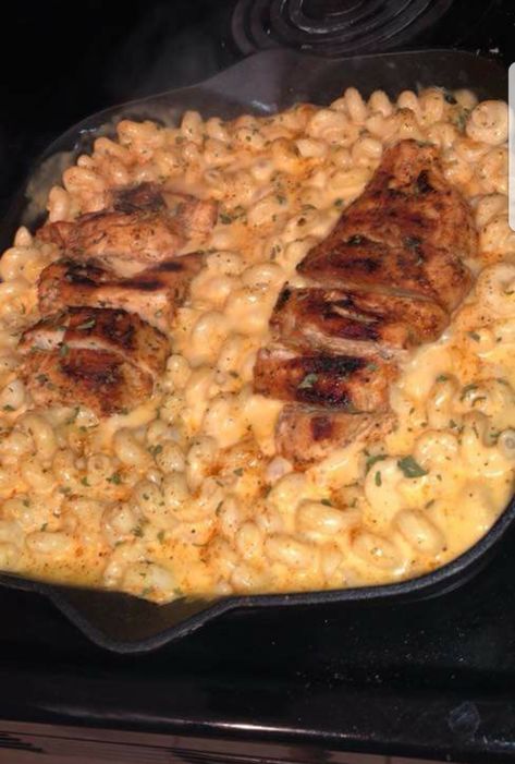 Cajun chicken mac & cheese Cajun Chicken, Good Eat, Idee Pasto Sano, Food Goals, Food Cravings, I Love Food, Soul Food, Mac And Cheese, Aesthetic Food