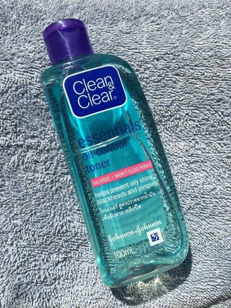 https://www.glossypolish.com/clean-clear-essentials-oil-control-toner-review/ , #cleanclear #cleanclearoilcontroltoner Oily Skin Toner, Clear Blackheads, Sunscreen Oil, Face Care Tips, Clean And Clear, Shiny Skin, Clear Face, Oil Free Moisturizers, Anti Aging Facial