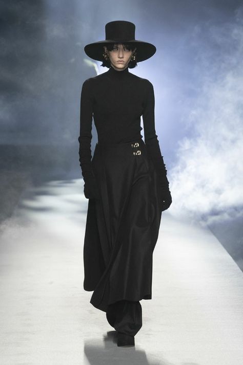 Southern Gothic Fashion, Southern Gothic, Gothic Aesthetic, Milano Fashion Week, Alberta Ferretti, Black Hat, Dark Fashion, Mode Inspiration, Goth Fashion