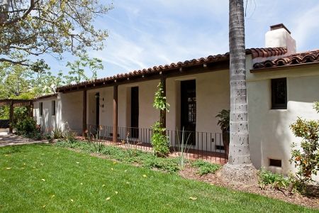 Modern Adobe House Exterior, Adobe House Exterior, Adobe Courtyard, Modern Adobe House, Adobe Brick, Modern Adobe, Desert Architecture, House In California, Spanish Homes