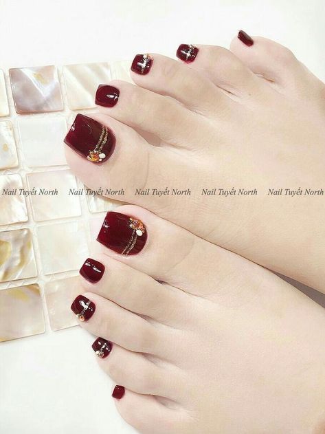 Nail Mong Chan, Easy Toe Nail Designs, Red Nail Art Designs, Feet Nail Design, Pedicure Nail Designs, Gel Toe Nails, Pretty Toe Nails, Cute Toe Nails, Pedicure Designs