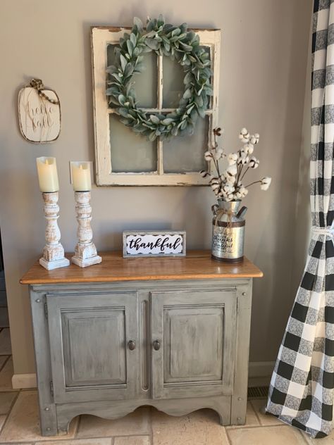 Sala Farmhouse, White Walls Living Room, Entry Way Decor, Piano Decor, Entryway Table Decor, Tuscan Decorating, Hallway Decor, Rose Gal, Home Entrance Decor