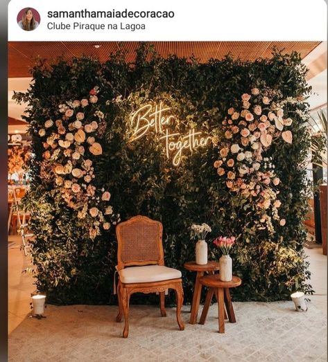 Selfie Backdrop Wedding, Flower Wall Set Up, Floral Photobooth Ideas, Wall Of Flowers Wedding, Engagement Ceremony Decorations, Sangeet Photobooth, Wedding Floral Wall, Flower Panel Wall, Engagement Backdrop Ideas