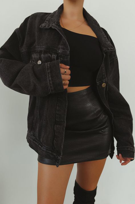 Miss Lola | Charcoal OVERSIZED DENIM JACKET Black Denim Jacket Outfit, Oversized Black Denim Jacket, Black Jacket Outfit, Denim Jacket Long, Boyfriend Denim Jacket, Jacket Outfit Women, Jean Jacket Outfits, Miss Lola, Denim Jacket Outfit