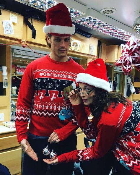 ~ Sam Heughan and Caitriona Balfe playing with jingle balls Claire And Jamie, Outlander Funny, Tobias Menzies, Outlander Book Series, Sam Heughan Caitriona Balfe, Outlander Casting, Outlander Tv Series, Jamie Fraser Outlander, Sam Heughan Outlander